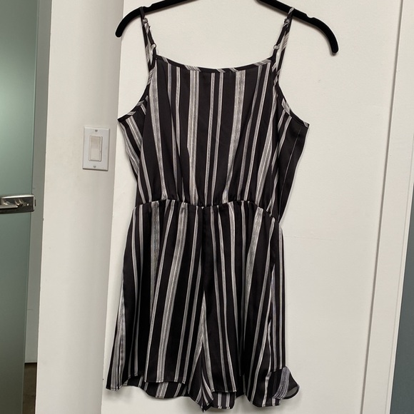 BCBGeneration black and white striped Romper size XS - Picture 6 of 11